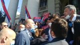 Сербские оппозиционеры напали на депутата и министра на пороге парламента