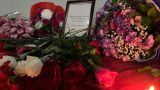 Цветы несут к зданию посольства России в Ташкенте