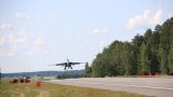 В Белоруссии военные самолеты совершили посадку на автомобильную трассу