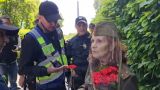 Пенсионерка в советской военной форме пришла в парк Славы Киева возложить цветы
