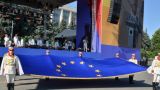 День независимости Молдавии прошел вверх тормашками — теперь досталось флагу ЕС