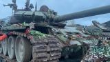 Подбитый российский танк жители Хельсинки превратили в монумент, утопающий в цветах