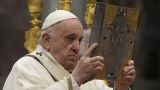 Папа Франциск разрешил католическим священникам благословлять однополые пары