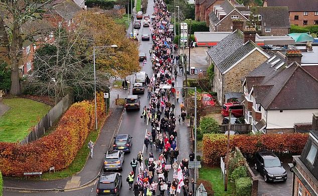 В британском городе прошел массовый митинг против мигрантов мужского пола В британском городе прошел массовый митинг против мигрантов мужского пола