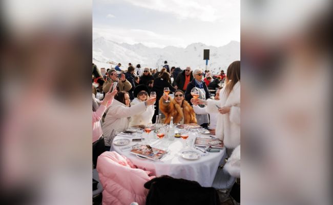 Голая вечеринка-2: в Госдуме разгромили пресс-тур «Рандеву» со звездами в Куршевеле Голая вечеринка-2: в Госдуме разгромили пресс-тур «Рандеву» со звездами в Куршевеле