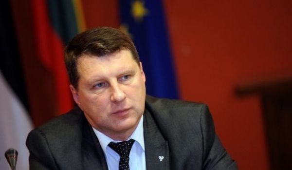 Президент Латвии отказался утверждать поправки к закону об иммиграции