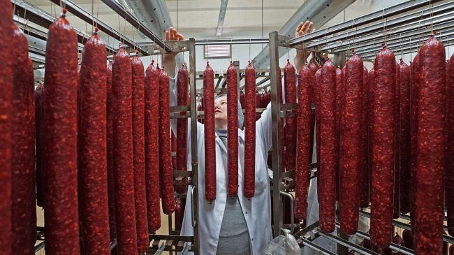 Ничего не клеили! Великолукский мясокомбинат ответил на обвинения в опасной добавке Ничего не клеили! Великолукский мясокомбинат ответил на обвинения в опасной добавке