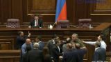 Армянский парламент под постоянным напряжением: депутаты чуть не подрались — видео