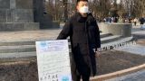 «Я — не вирус! Я — человек!» — китаец вышел на пикет в Харькове