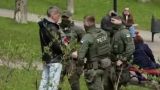 Эстонский спецназ задержал мужчину с гвоздикой на 9 мая