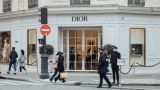 Рабский труд, жизнь на работе, нелегалы: как создают люксовые сумки Dior