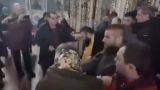 СМИ: Боевики украинской теробороны напали на священника — видео