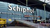 Издержки и недовольные пассажиры: в аэропорту Амстердама человек попал в двигатель