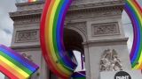 Париж любит победителей: Триумфальную арку радужно откреативили