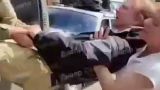 В Днепропетровске женщины спасли парня от военкомов, которые его почти увезли — видео