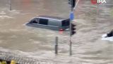 Стамбул затопило: улицы превратились в реки, машины по крыши в воде — видео