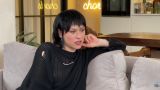 Упавшая на сцене российская певица доработала концерт с травмой руки