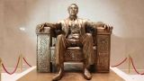 Огромную статую Назарбаева убрали из Национального музея в Астане