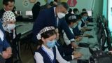Школьницам в Узбекистане разрешили носить платки и тюбетейки