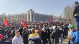 Плакаты против ЛГБТ появились на митинге в поддержку экс-депутата в Бишкеке