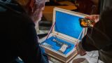 Подарок с намеком: президент Чехии вручил Зеленскому пистолет