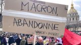 «Макрона — на пенсию!»: хаос в Париже не утихает, народ требует отставки президента