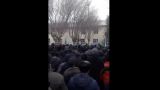 В Узбекистане образовалась огромная толпа из желающих уехать в Россию