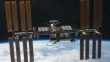 Российские космонавты развернули в космосе копию Знамени Победы