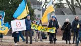 У посольства России в США кучка украинских активистов провела акцию протеста