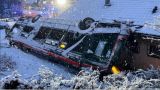 Автобус упал на крышу ресторана: Немцев выносит с трасс выпавший снег