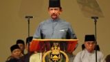 Бруней переходит к шариату: за гомосексуальность будут забивать камнями