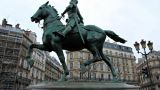 Крадут все подряд: в Париже у статуи Жанны д’Арк вырвали меч