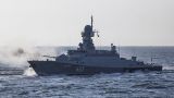 Корабли Каспийской флотилии проводят в море артиллерийские стрельбы