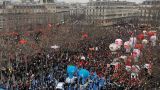 Французы требуют продолжения забастовок: профсоюзы обещают «остановить страну»