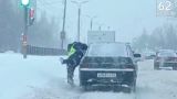 В Рязани водитель протащил полицейского по дороге — видео