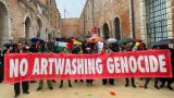Скандальная биеннале в Венеции сопровождается митингами и выкриками «убийца»