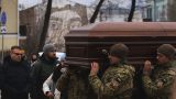 Знаковое фото: Нарисованный «герой Майдана» проводил глазами гроб с солдатом ВСУ