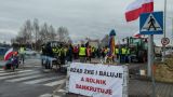 Украинцы свозят сгоревшую сельхозтехнику к польской границе в знак протеста