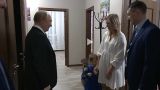 Путин подарил дочери тульского врача плюшевого медведя и детский компьютер