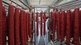 Ничего не клеили! Великолукский мясокомбинат ответил на обвинения в опасной добавке