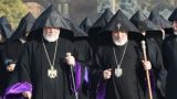 Армянские католикосы призвали Пашиняна подать в отставку: Народ в отчаянии