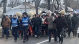 Новогодняя традиция бить палками: в Румынии полиция применила слезоточивый газ