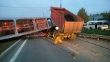 В Свердловской области надземный переход рухнул на КамАЗ: водитель погиб