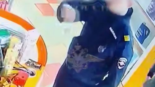 Пошел за бензином вне очереди и в полицейской форме: первая часть операции удалась