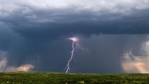 Молния ударила в девушку на подмосковном пляже