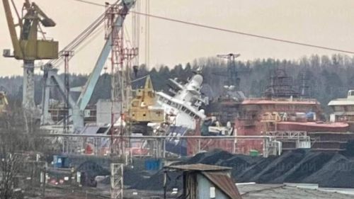 Военкоры: Новейший военный ледокол в Выборге дал крен после атаки дронов ВСУ