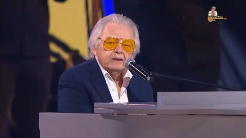 Что ни песня, то — хит: продюсер назвал самого богатого народного артиста РФ