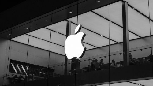 Apple continues to remove Russian applications