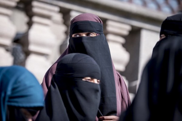 Нидерланды запретили носить паранджу в общественных местах