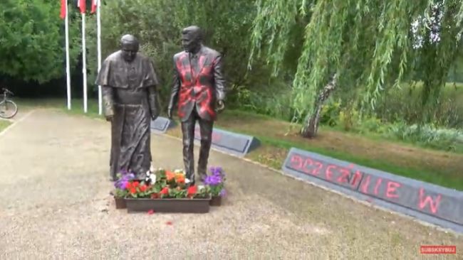 В Польше на памятнике Рейгану написали: «Человекоубийца, гори в аду»